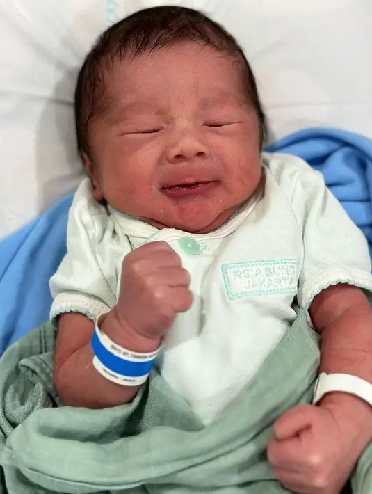 Bayi mungil menggemaskan anak Marshel dan Cesen. Dalam keterangan fotonya, Marshel memberi nama anak pertamanya Archie Hermawan Farid Gilandy Widianto. "Huaaaaa!! Teman-teman! Terima kasih untuk setiap doa yang baik dari teman-teman buat aku ya…," tulis Marshel. [Instagram/marshel_widianto]