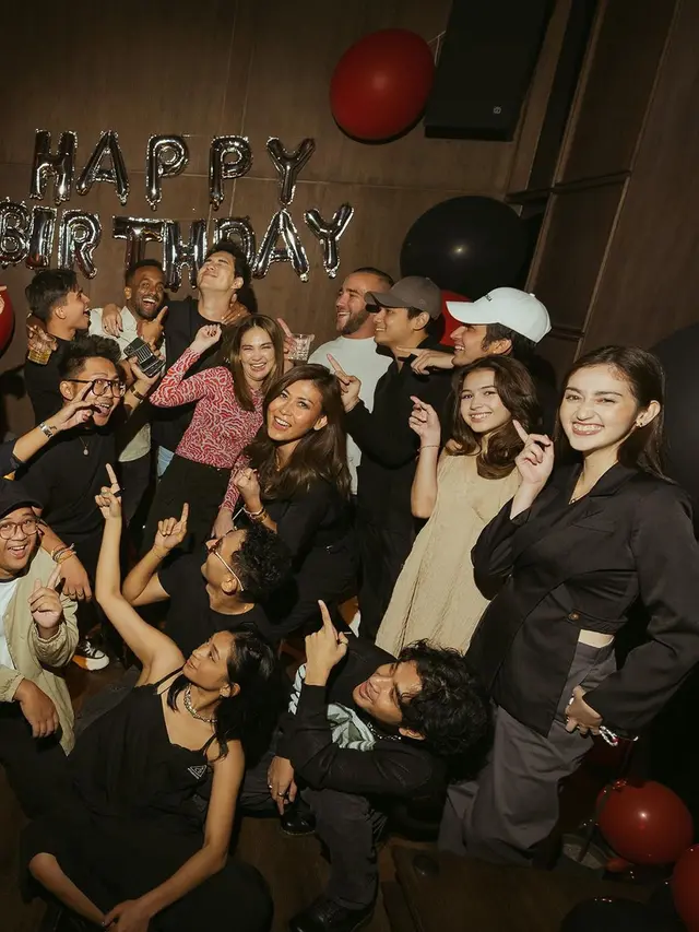 Luna Maya hadir dalam pesta ultah Maxime Bouttier ke-30 (Foto: Instagram bouttier_maxime)