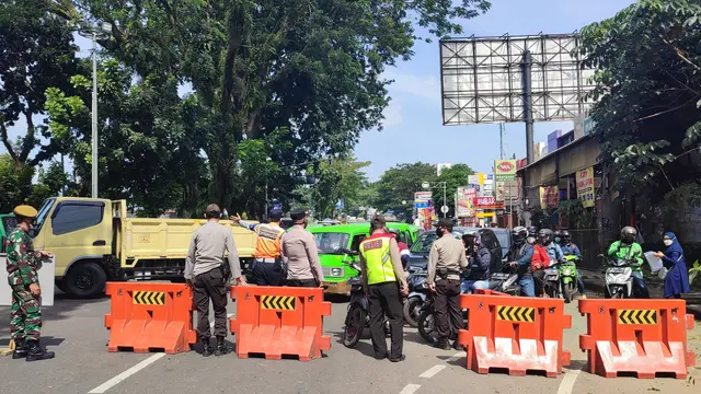 Petugas gabungan di Kota Bogor memutar balik pengendara yang tidak memiliki STRP selama masa PPKM Darurat
