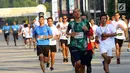 Para peserta Fun Run menyemarakan Asian Games 2018 di Plaza Barat Senayan, Jakarta, Minggu (1/7). Acara Fun Run diikuti 5.000 pelari di Jakarta dan 2.000 orang pelari di Palembang. (Liputan6.com/Johan Tallo)