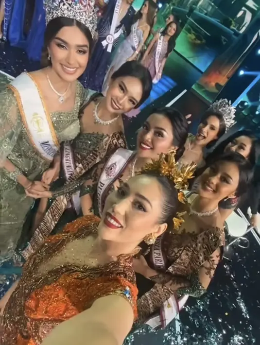 Ia pun tampil totalitas dengan hiasan kepala keemasan khas perempuan Bali, lengkap dengan anting subengnya. Ia tampil glam dengan lipstik merah matte. [@laksmideneefe]