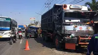 Polisi mencatat ada 12 kendaraan yang terlibat dalam kecelakaan beruntun akibat rem truk blong itu. (Liputan6.com/Dian Kurniawan)