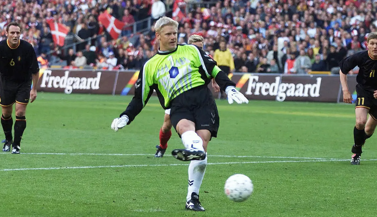 Tak hanya kokoh di mistar gawang, Peter Schmeichel juga membantu mencetak gol dari titik putih untuk kemenangan The Danish Dynamite. Total jumlah golnya adalah satu untuk Tim Denmark dan Sembilan untuk klub bola yang pernah dibelanya. (AFP/SCANPIX DENMARK/Lars Moeller)