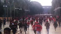 Sekitar 150 remaja yang diduga The Jakmania masuk melalui pintu Parkir Timur Senayan dan merangsek ke Stadion Utama GBK, Senayan, Jakarta Pusat. (Liputan6.com/Andreas Gerry Tuwo)