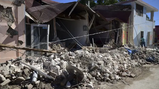 Rumah-rumah rusak setelah gempa bumi melanda Guanica, Puerto Rico, Selasa, 7 Januari 2020.
