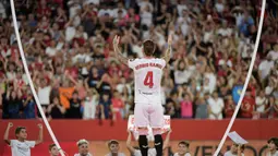 Sergio Ramos menyapa para penggemar saat perkenalan pemain baru Sevilla yang berlangsung di Stadion Ramon Sanchez Pizjuan, Sevilla, Rabu (06/09/2023) waktu setempat. Ramos sempat digadang-gadang akan menyusul rekan setimnya di PSG, Lionel Messi ke Inter Miami. Namun, hal tersebut tak terwujud. (AFP/Cristina Quicler)