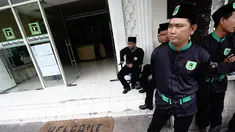 Sejumlah orang berjaga di depan kantor DPP Partai Persatuan Pembangunan (PPP), Jakarta, Rabu (3/12/2014). (Liputan6.com/Faizal Fanani)