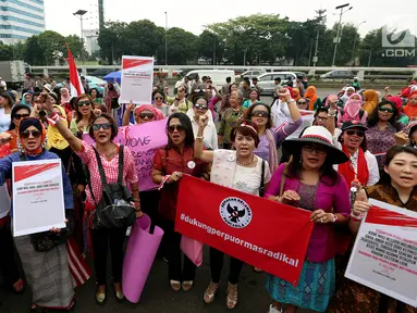 Massa dari Perempuan Peduli Indonesia menggelar aksi mendukung pengesahan Perppu Ormas di depan Gedung DPR RI, Jakarta, Kamis (27/7). Dalam aksinya, para ibu itu mendesak pemerintah untuk merealisasikan Perppu No 2 Tahun 2017. (Liputan6.com/Johan Tallo)