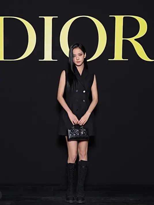 Sementara itu, rambut digulung menjadi seperti putaran ala Perancis yang ter dekonstruksi, dari beberapa untaian longgar.  [Dior]