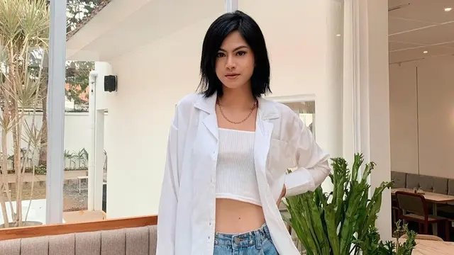 FOTO: Gaya Kasual Hana Saraswati, Simpel dan Stylish