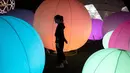 Seorang wanita melihat pameran seni cahaya yang berjudul "Halo Park" di Chaoyang Park, Beijing (7/5). Dalam pameran ini lebih dari 20 hiburan visual acousto-optik ditampilkan. (AFP/Fred Dufour)