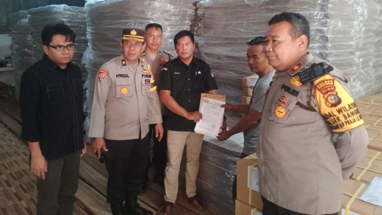 Serah terima kedatangan logistik Pilkada di gudang Komisi Pemilihan Umum Rokan Hilir.