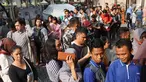 Antrean warga saat mengurus surat pindah tempat memilih atau Formulir A5 Pemilu 2019 di Kantor KPUD Jakarta Selatan, Jakarta, Rabu (10/4). Ratusan warga rela mengantre sejak pagi untuk mengurus Formulir A5. (Liputan6.com/Herman Zakharia)