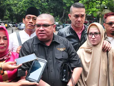 Lyra Virna didampingi kuasa hukumnya, Razman Arief Nasution, mendatangi Polda Metro Jaya, Selasa (10/10). Lyra memenuhi panggilan penyidik terkait kasus pencemaran nama baik yang menjeratnya atas laporan Ada Tour and Travel. (Liputan6.com/Helmi Afandi)