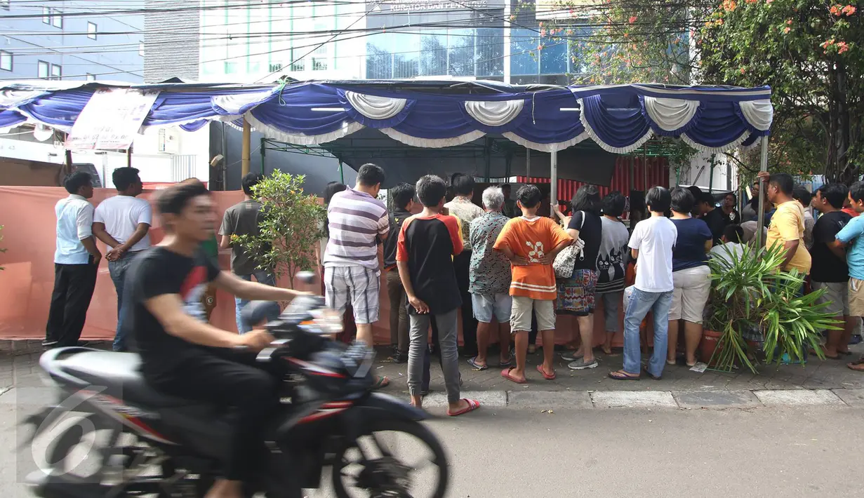 Warga mengamati proses penghitungan surat suara Pilkada DKI 2017 di TPS 01, Pasar Baru, Jakarta, Rabu (15/2). Pilkada serentak dilaksanakan di 101 daerah termasuk DKI Jakarta. (Liputan6.com/Immanuel Antonius)
