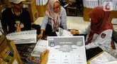 Petugas menyortir alat bantu khusus penyandang disabilitas tunanetra untuk Pemilu 2024 yang menggunakan huruf braille di Gudang KPU Tangerang Selatan, Serpong, Tangerang Selatan, Banten, Kamis (18/1/2024). (merdeka.com/Arie Basuki)