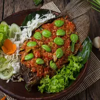 ilustrasi ikan goreng sambal pete/copyright by Irfanumoto (Shutterstock)