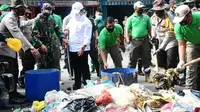 Kepala Polda Riau bersama TNI dan jajaran membersihkan tumpukan sampah di Pekanbaru. (Liputan6.com/M Syukur)