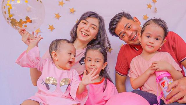 Jarang Muncul Di Layar Kaca Ini 7 Potret Terbaru Tyara Renata Bersama Keluarga Hot Liputan6 Com