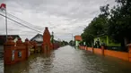 Sebuah jalan yang tergenang air akibat luapan sungai terlihat setelah hujan lebat di desa Tempuran, Mojokerto, Jawa Timur, pada 9 Desember 2024. (Juni KRISWANTO/AFP)
