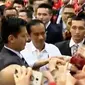 Saat mencoba berdialog, Presiden Joko Widodo atau Jokowi sempat mengundang sejumlah TKI ke atas panggung. (Liputan 6 SCTV)