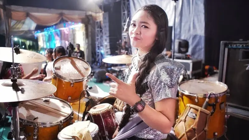 6 Pesona Evie 'Epep New Kendedes', Pemain Kendang Cantik Asal Kediri