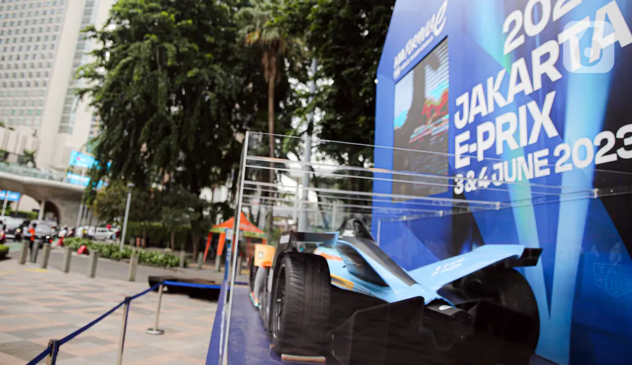 Keberadaan replika mobil balap di lokasi tersebut cukup menarik perhatian pejalan kaki. (Liputan6.com/Faizal Fanani)