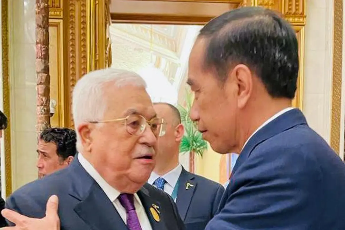 Bertemu di KTT OKI, Jokowi Rangkul Presiden Palestina dan Sampaikan Keprihatinan