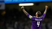 Kapten Real Madrid Sergio Ramos merayakan keberhasilan timnya menjuarai Liga Champions 2016-2017 setelah menang 4-1 atas Juventus di Stadion Millenium, Cardiff, Sabtu (3/6/2017). (AFP/Adrian Dennis)