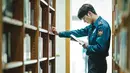 Mengenakan seragam rapi, Kim Ji Yong rajin mengikuti pelajaran, membaca buku di perpustakaan dengan ekspresi serius. (Foto: Disney+ Hotstar)
