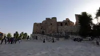 Sejumlah wisatawan mengunjungi Kastil Ajloun yang bersejarah di Ajloun, sekitar 73 km sebelah utara Kota Amman, Yordania, pada 19 Juli 2020. Kastil Ajloun adalah kastil abad ke-12 yang terletak di Yordania barat laut. (Xinhua/Mohammad Abu Ghosh)