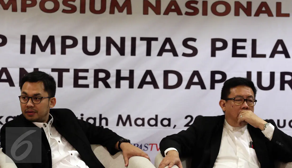 Ketua KPI Yuliandre (kiri), Ketua Dewan Pers Yoseph Adi Prastyo, menjadi pembicara dalam acara Kongres V Ikatan Jurnalis Televisi Indonesia, di Jakarta, Jumat (20/1). (Liputan6.com/Johan Tallo)