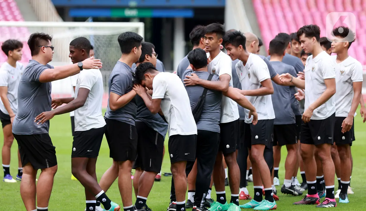 Tak hanya Timnas Indonesia U-20, Jokowi juga mendatangi Timnas Indonesia U-22 yang kebetulan latihan bersama. (Bola.com/M Iqbal Ichsan)