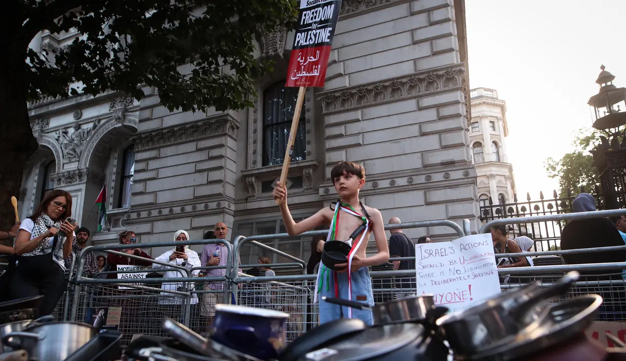 Aktivis dari kelompok Kampanye Solidaritas Palestina melakukan aksi unjuk rasa di luar gerbang Downing Street, di pusat kota London, Inggris untuk memprotes kelangkaan pangan yang sedang berlangsung di Jalur Gaza. (Rhianna Chadwick/AFP)