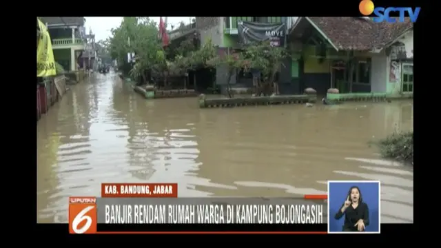 Ratusan rumah warga di Dayeuhkolot, Bandung, terendam banjir akibat Sungai Citarum meluap.