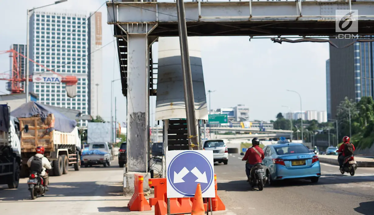 Kendaraan melintas di samping tangga akses JPO di Jalan Antasari, Jakarta, Jumat (24/5/2019). Proyek pelebaran jalan yang tidak dibarengi dengan pemanjangan JPO menyebabkan akses tangga JPO tersebut berada di tengah jalan. (Liputan6.com/Immanuel Antonius)
