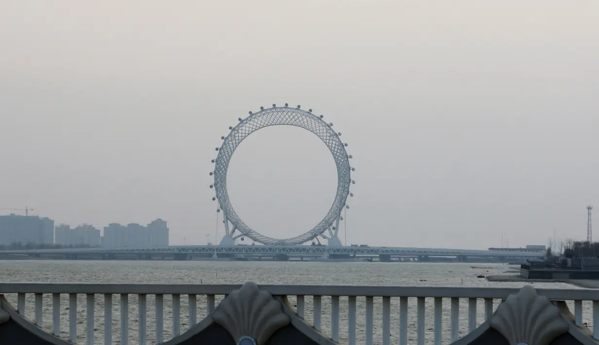 Pemandangan roda ferris raksasa sepanjang 145 meter (476 kaki) di Weifang di provinsi Shandong, China (27/11). Kabin di roda ferris ini dapat diisi dengan 10 penumpang. (AFP Photo/China Out)
