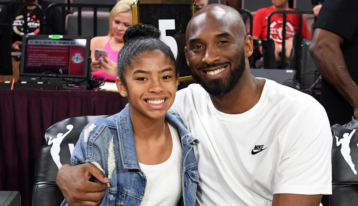 Mantan pebasket LA Lakers, Kobe Bryant, bersama putrinya Gianna menyaksikan laga WNBA di Mandalay Bay, Las Vegas, Sabtu (27/7/2019). (AFP/Ethan Miller)