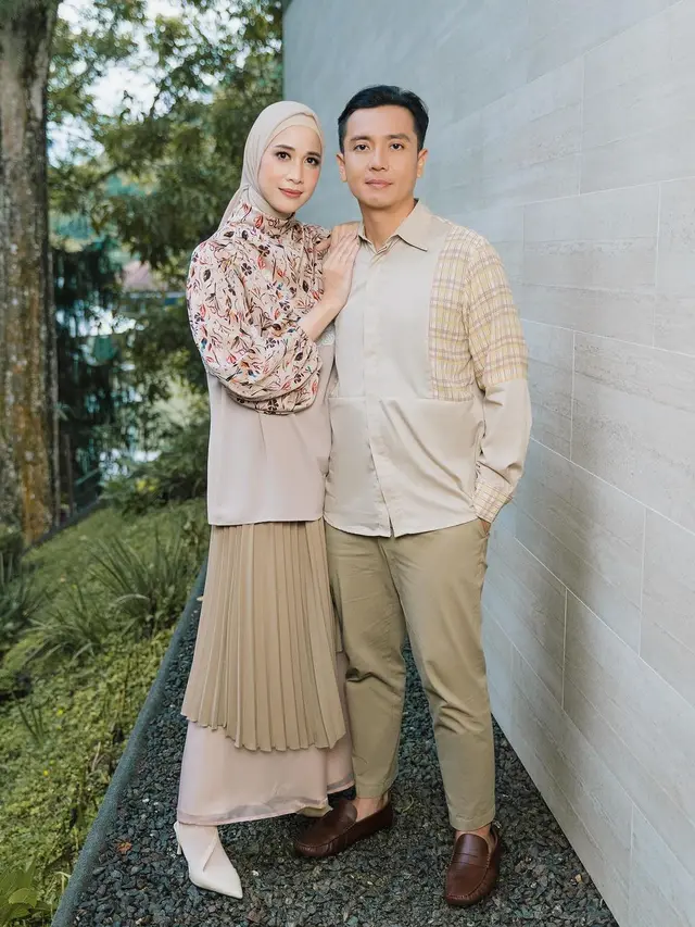 Model Baju Pasangan ala Fanny Gabriana dan Suami, Tampil Modis saat Bukber dan Lebaran