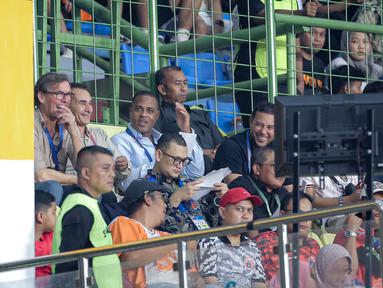 Pelatih kepala Timnas Indonesia, Patrick Kluivert (tengah) bersama asisten pelatih Alex Pastoor (kiri), Gerald Vanenburg (kedua kiri), dan Denny Lanzaat menyaksikan laga Persija Jakarta melawan PSBS Biak dalam laga lanjutan BRI Liga 1 2024/2025 di Stadion Patriot Candrabhaga, Bekasi, Minggu (02/02/2025). (Bola.com/Bagaskara Lazuardi)