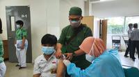 Vaksinasi Covid-19 untuk anak usia 12 tahun ke atas di Kota Bekasi, Jawa Barat sudah dimulai hari ini, Rabu (4/8/2021). (Liputan6.com/Bam Sinulingga)