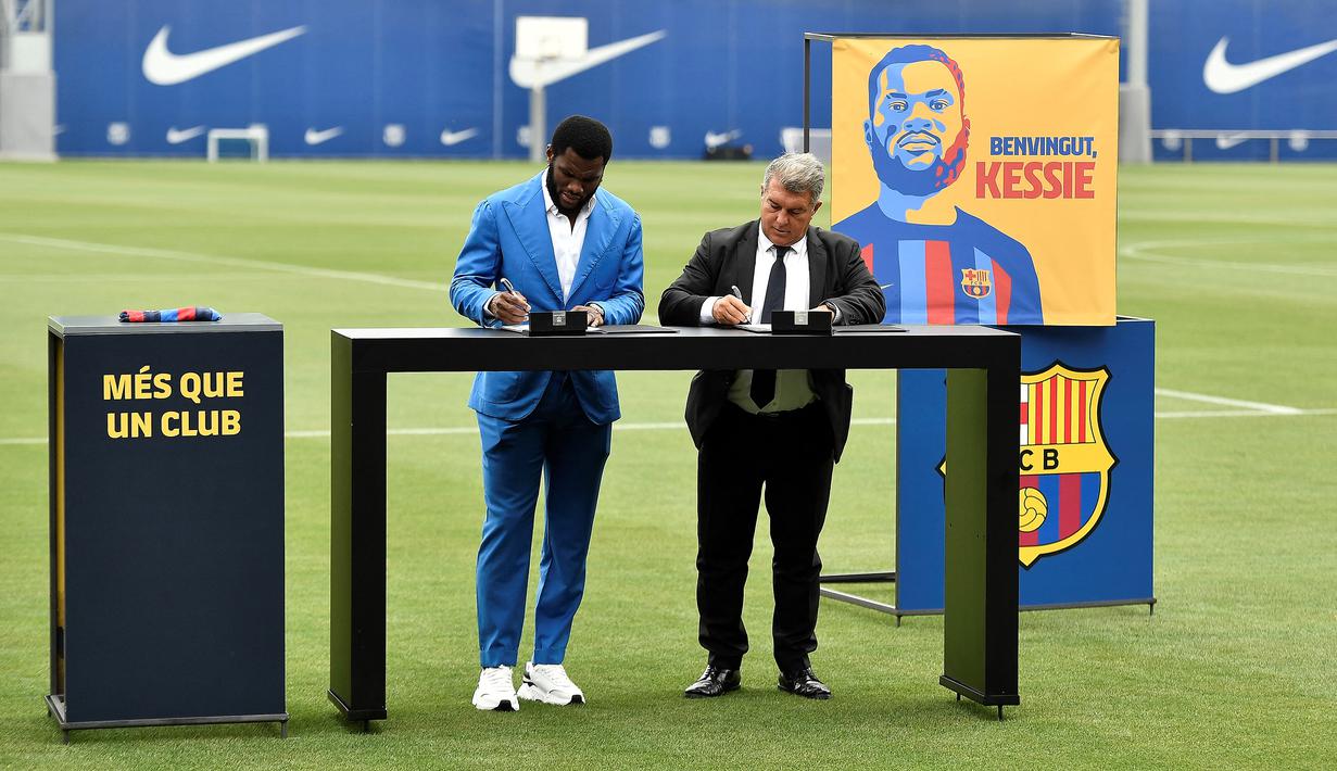 Kessie diketahui akan terikat kontrak di Barcelona hingga 2026 dengan disertai sebuah klausul pelepasan senilai 500 juta euro. (AFP/Pau Barrena)