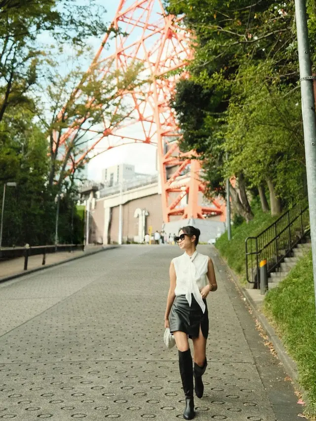 7 Pemotretan Azizah Salsha di Tokyo Tower Ini Disebut Tampil Terbuka Oleh Netizen