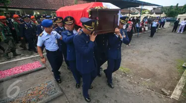 Sejumlah prajurit TNI AU mengusung peti jenazah Pilot Mayor Pnb Ifi Safatilah ke Taman Makam pahlawan Kusuma Negara, Yogyakarta, (11/2). Mayor Pnb Ifi Safatilah merupakan korban pesawat Super Tucano milik TNI AU yang jatuh di Malang.(Boy Harjanto)