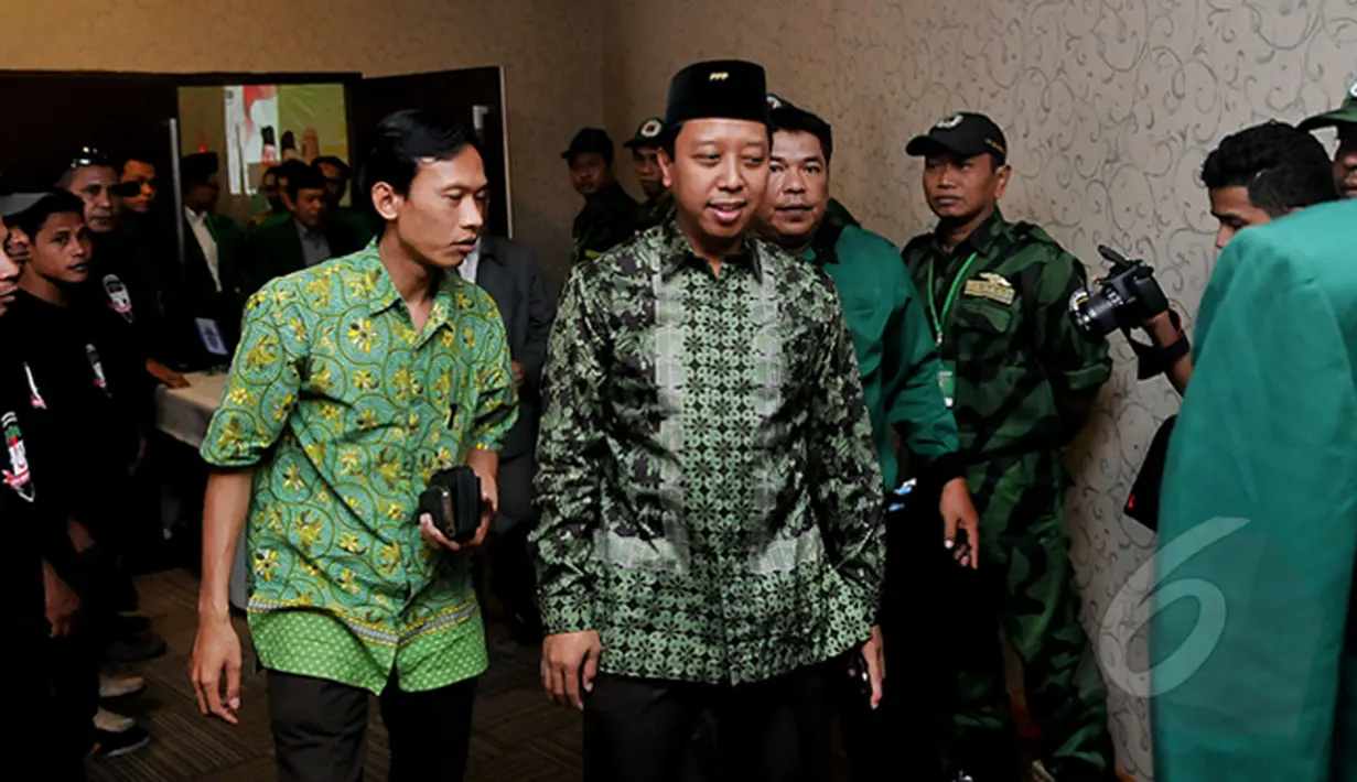 Ketua Umum Partai PPP, Romahurmuziy saat tiba dalam Pembukaan Musyawarah Kerja Wilayah PPP DKI Jakarta, Senin (23/2/2015). Romahurmuziy yakin partai PPP akan menjadi peringkat nomer satu dalam pemilu yang akan datang. (Liputan6.com/JohanTallo)