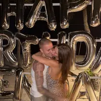 Gaya mesra Justin dan Hailey Bieber di pesta ultah Kendall Jenner. [@lilbieber].