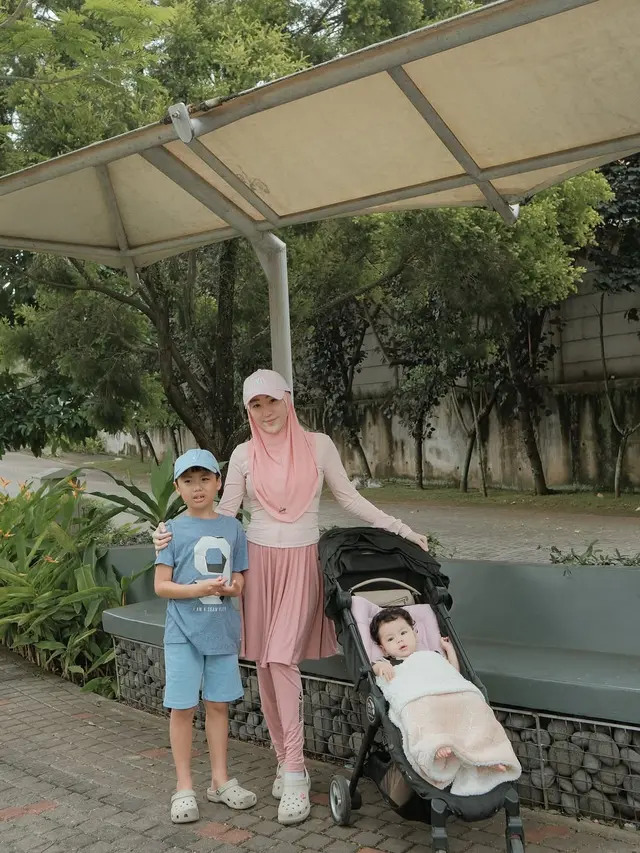 Genap 29 Tahun, Ini 5 Gaya Hijab Simpel Ala Larissa Chou saat Hangout Bareng Anak