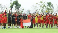 Skuad Arema FC ketika memberikan ucapan untuk HUT Republik Indonesia ke-77 setelah menjalani sesi latihan pada Rabu (17/8/2022). (Bola.com/Iwan Setiawan)