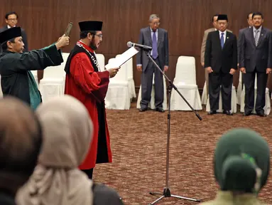 Wakil Ketua Mahkamah Konstitusi (MK), Anwar Usman diambil sumpah di Ruang Sidang Gedung MK, Jakarta, Senin (11/4/2016). Anwar Usman terpilih kembali menjadi Wakil Ketua MK periode 2016-2018. (Liputan6.com/Faizal Fanani)