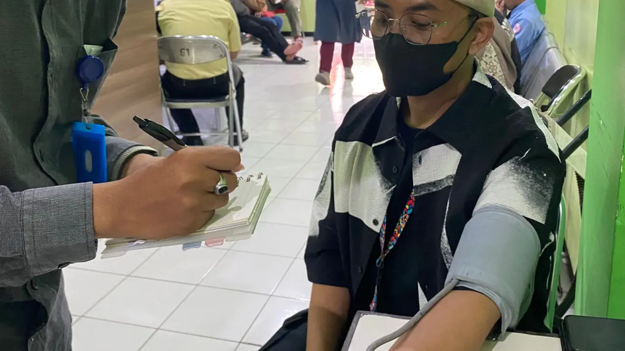 Seorang ODHA menjalani pemeriksaan rutin di Puskesmas Dinoyo Malang